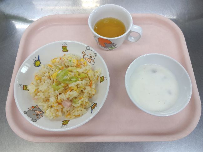 こども園の給食「<span>レタスチャーハン レーズンヨーグルト 菓子</span>」