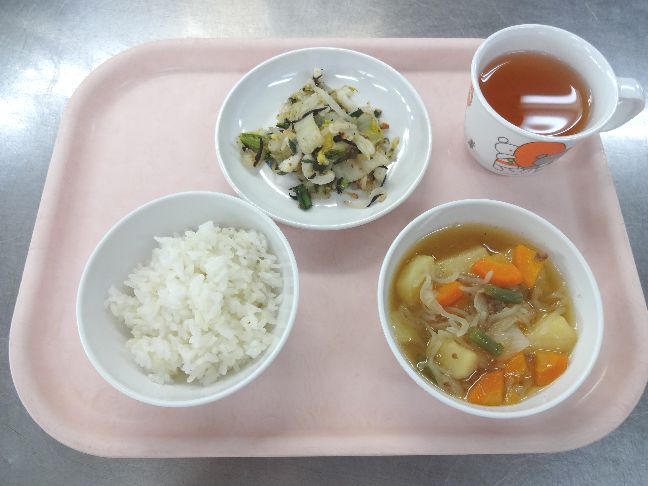 こども園の給食「<span>ごはん 新じゃが芋のそぼろ煮 ごま酢和え 菓子</span>」