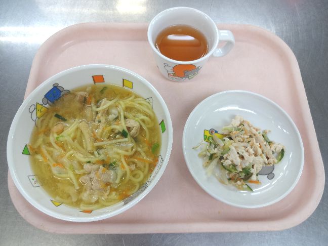 こども園の給食「<span>ちゃんぽん麺 バンバンジー メープルパン</span>」