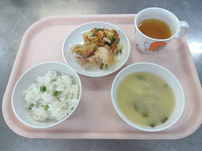 こども園の給食「<span>えんどうごはん 鶏の塩焼き キャベツの昆布和え 味噌汁 生菓子</span>」