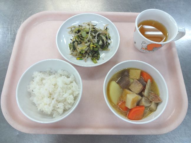 こども園の給食「<span>ごはん 炒り鶏 ごま和え 菓子</span>」