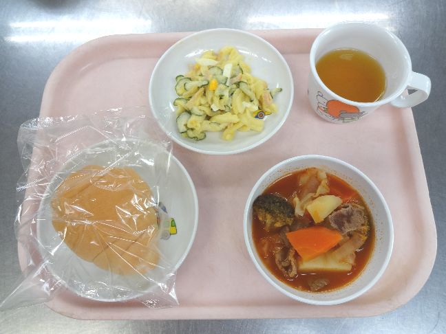 こども園の給食「<span>パン ボルシチ マカロニサラダ ロールパン</span>」