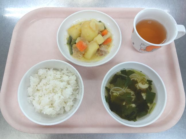 こども園の給食「<span>ごはん 新じゃがの旨煮 そうめん汁 果物 菓子</span>」