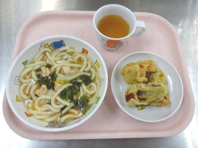 こども園の給食「<span>わかめうどん 磯辺あげ じゃが芋のチーズ焼き</span>」