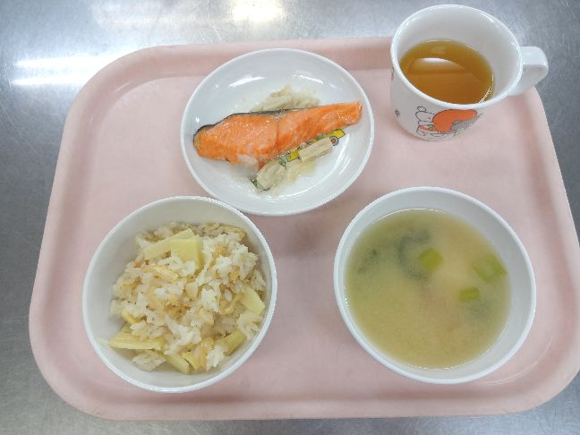 こども園の給食「<span>たけのこごはん 魚のホイル焼き 味噌汁 菓子</span>」