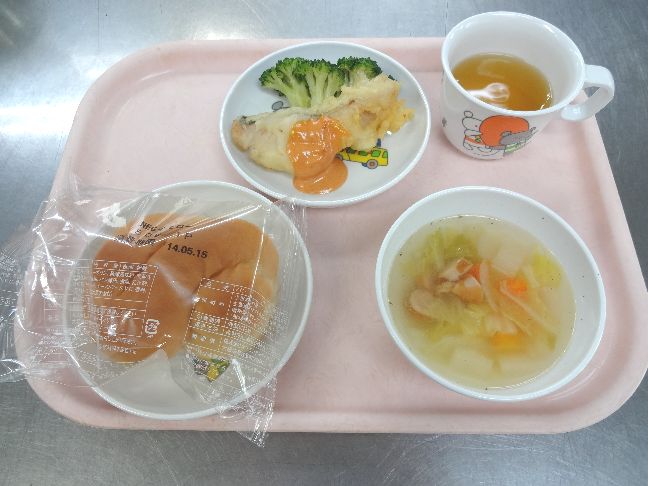 こども園の給食「<span>パン 魚のフリッター ウインナースープ 牛乳プリン</span>」