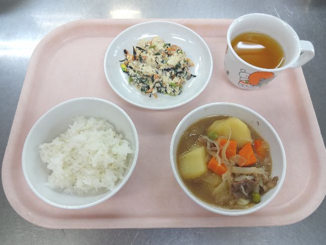 こども園の給食「<span>ごはん 肉じゃが 白和え 菓子</span>」
