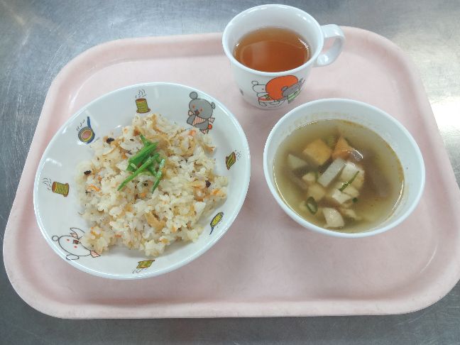 こども園の給食「<span>子きつね寿司 五目汁 菓子</span>」