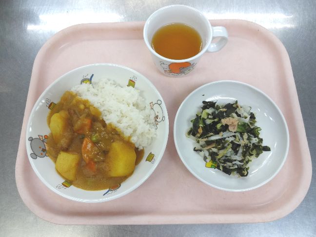 こども園の給食「<span>カレーライス わかめサラダ マカロニきなこ</span>」