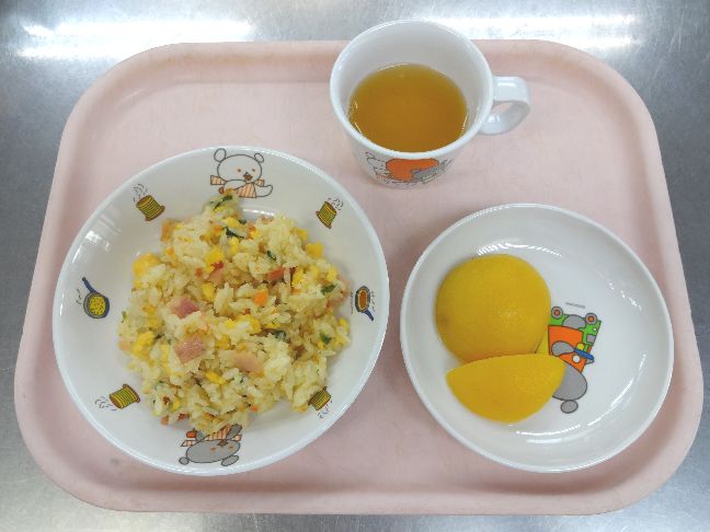 こども園の給食「<span>焼飯 桃缶 菓子</span>」