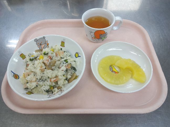 こども園の給食「<span>ポパイピラフ パイン缶 菓子</span>」