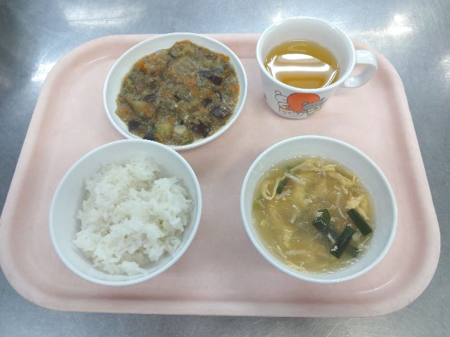 こども園の給食「<span>ごはん マーボーナス 華風スープ 菓子	</span>」