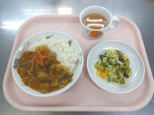 こども園の給食「<span>夏野菜カレー フレンチサラダ わらびもち</span>」