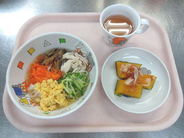 こども園の給食「<span>ぶっかけそうめん 南瓜の土佐煮 チーズ蒸しパン</span>」
