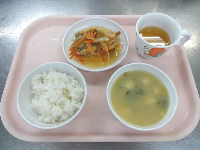 こども園の給食「<span>ごはん 魚の南蛮漬 味噌汁 菓子</span>」