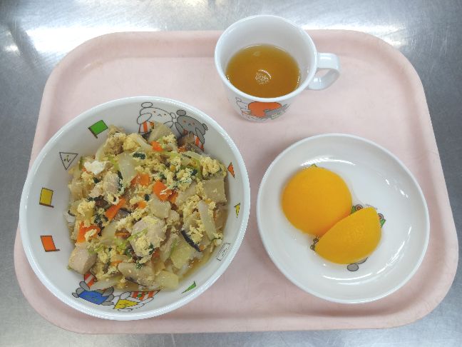 こども園の給食「<span>親子丼 桃缶 菓子</span>」