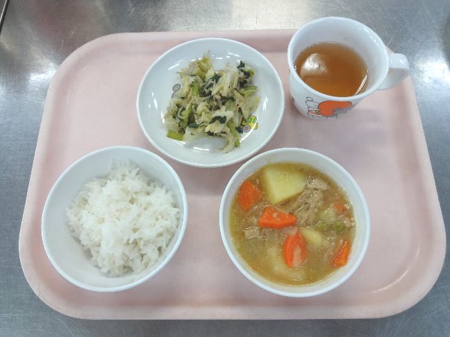 こども園の給食「<span>ごはん 豚じゃが お浸し 菓子</span>」