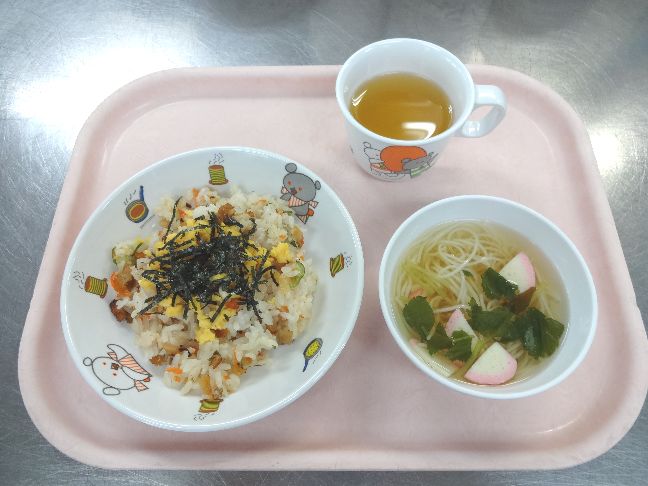 こども園の給食「<span>あなご寿司 そうめん汁 ジャムサンド</span>」