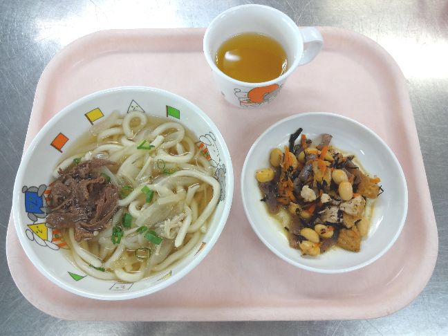 こども園の給食「<span>肉うどん ひじき煮豆 じゃが芋の磯風味揚げ</span>」