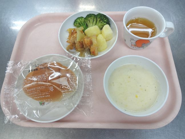 こども園の給食「<span>パン タンドリーチキン コーンポタージュ みかんゼリー</span>」