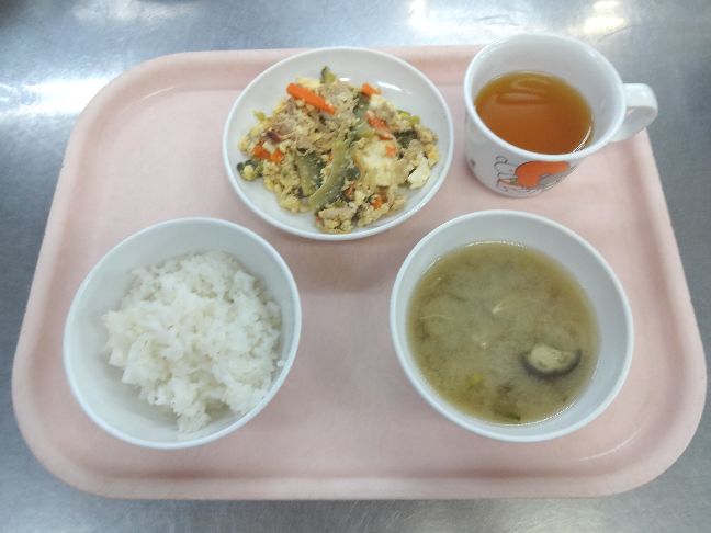 こども園の給食「<span>ごはん ゴーヤチャンプル 味噌汁 菓子</span>」