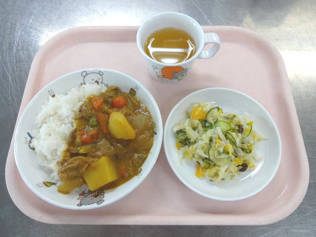 こども園の給食「<span>カレーライス フレンチサラダ 果物</span>」