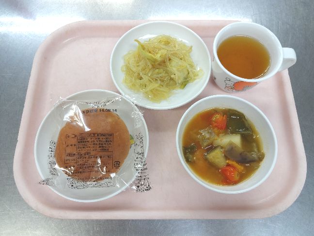 こども園の給食「<span>夏野菜ポトフ 春雨のカレー炒め パン 菓子</span>」