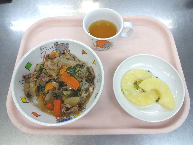 こども園の給食「<span>牛丼 パイン缶 菓子</span>」