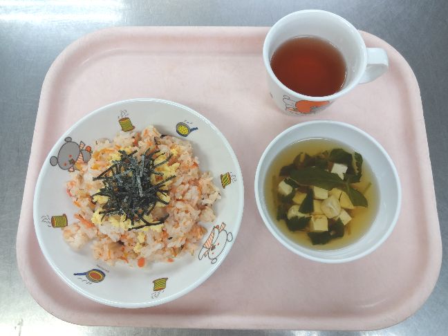 こども園の給食「<span>鮭寿司 すまし汁 リッツとチーズ</span>」