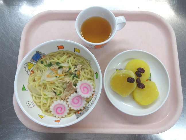 こども園の給食「<span>野菜ラーメン さつま芋の甘煮 マドレーヌ</span>」
