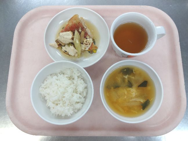 こども園の給食「<span>ごはん 煮魚 味噌汁 菓子</span>」