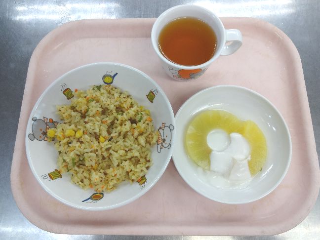 こども園の給食「<span>カレーピラフ パイン缶とヨーグルト 菓子 </span>」
