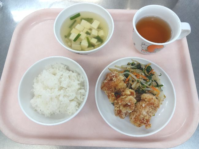 こども園の給食「<span>ごはん 鶏のからあげ ナムル 豆腐のスープ 8日 生菓子 22日 菓子</span>」