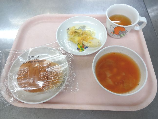 こども園の給食「<span>魚のチーズ焼き ミネストローネ パン 焼きおにぎり</span>」