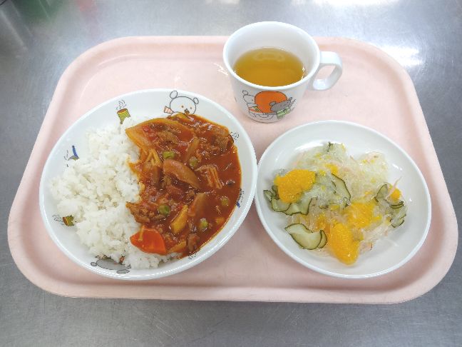 こども園の給食「<span>きのこハヤシライス シルバーサラダ 粉ふき芋</span>」