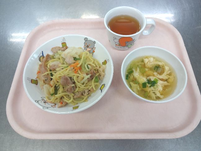 こども園の給食「<span>焼きそば かき玉汁 フルーチェ</span>」