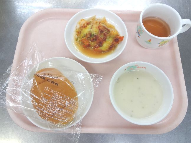 こども園の給食「<span>パン 魚のチーズ焼き じゃが芋のポタージュ</span>」