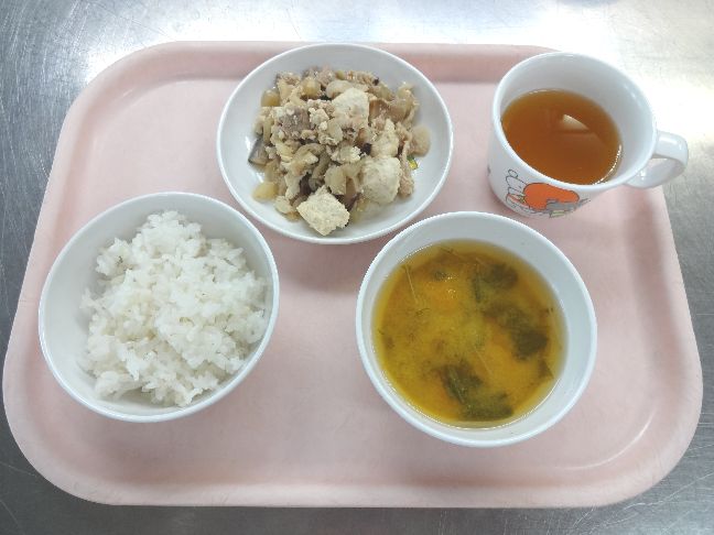 こども園の給食「<span>ごはん 豚肉と豆腐の生姜炒め 味噌汁 菓子</span>」