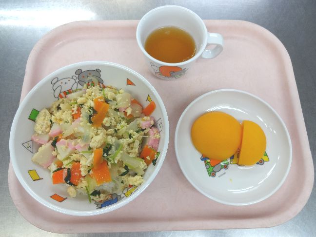 こども園の給食「<span>木の葉丼 桃缶 菓子</span>」