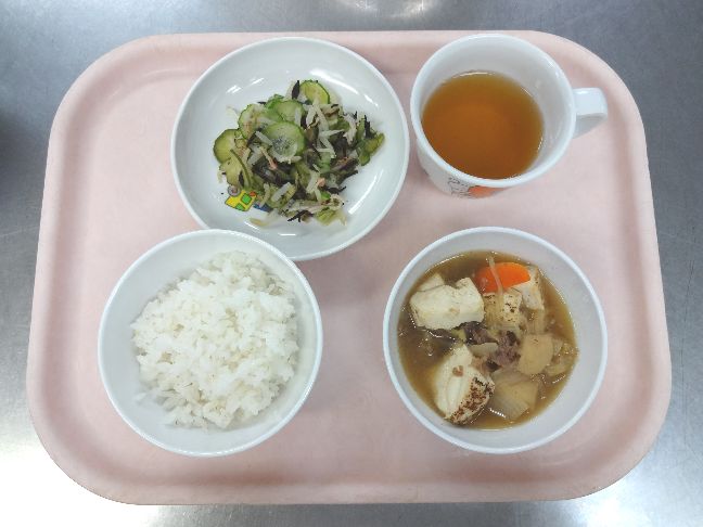 こども園の給食「<span>ごはん すき焼き風煮 酢の物 菓子 </span>」