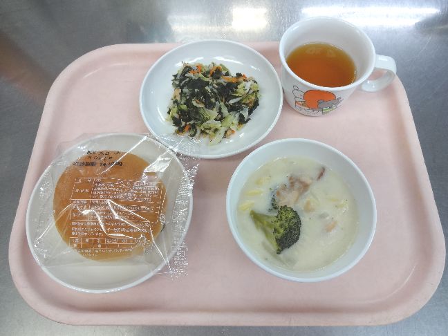 こども園の給食「<span>パン 鶏のクリーム煮 わかめサラダ じゃが芋のチーズ焼き</span>」