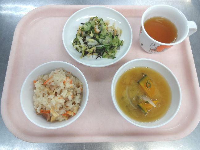 こども園の給食「<span>たきこみごはん 酢の物 味噌汁 白玉団子のきなこ和え</span>」