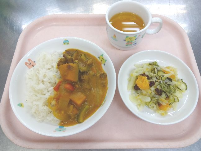 こども園の給食「<span>サマーカレー フレンチサラダ</span>」