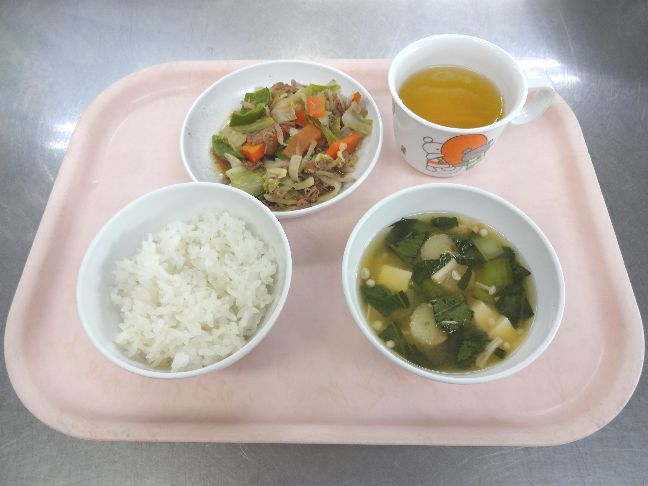 こども園の給食「<span>ごはん 牛肉のオイスターソース炒め 味噌汁 菓子</span>」