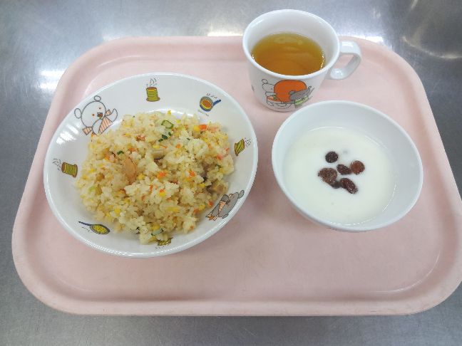 こども園の給食「<span>五目チャーハン レーズンヨーグルト 菓子</span>」