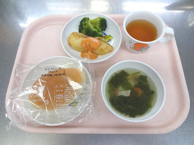 こども園の給食「<span>パン 魚のフリッター ベーコンスープ おにぎり</span>」