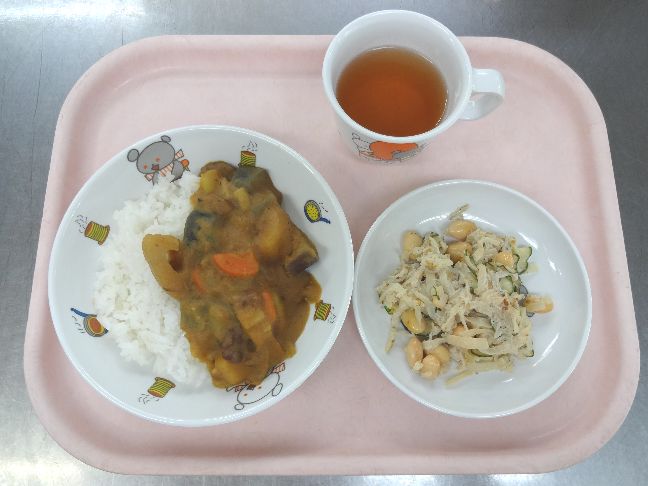 こども園の給食「<span>秋野菜カレー カミカミサラダ ポップコーン</span>」