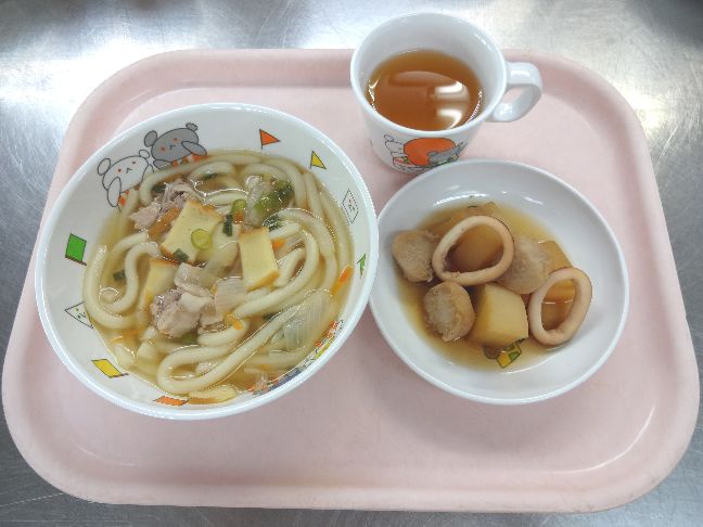 こども園の給食「<span>かやくうどん 里芋といかの煮物 小倉サンド</span>」
