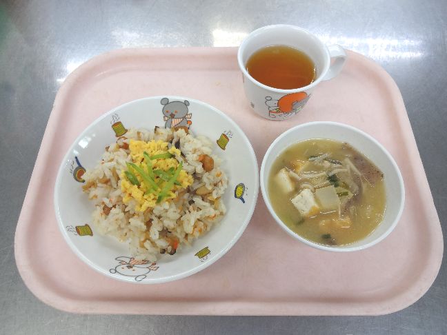 こども園の給食「<span>ちらし寿司 豚汁 菓子</span>」