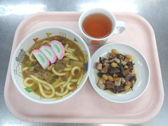 こども園の給食「<span>カレーうどん ひじき煮豆 レーズン蒸しパン</span>」